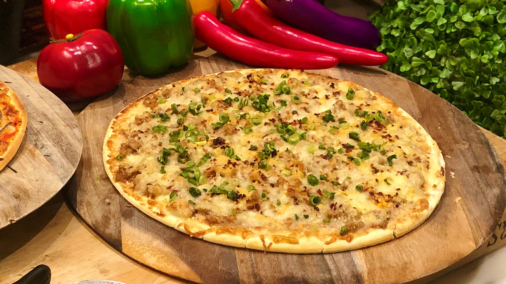 四川熱豆沙披薩配以植物為基礎的 yumeat™ 和蔥